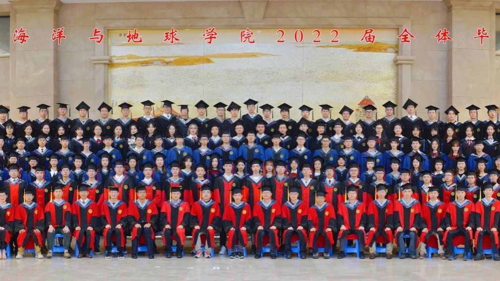 2022届必赢线路检测中心全体毕业生合影